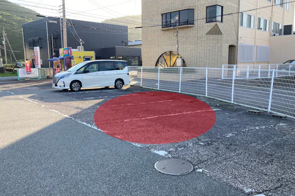 【ビルド阿南店】キッチンカーや販促プロモーションに適したスーパーの駐車場入り口付近の宝くじ売り場横スペース