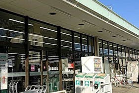 【いなげや川越新河岸店】各種プロモーションイベントに最適なスーパーマーケットの店頭軒下スペース
