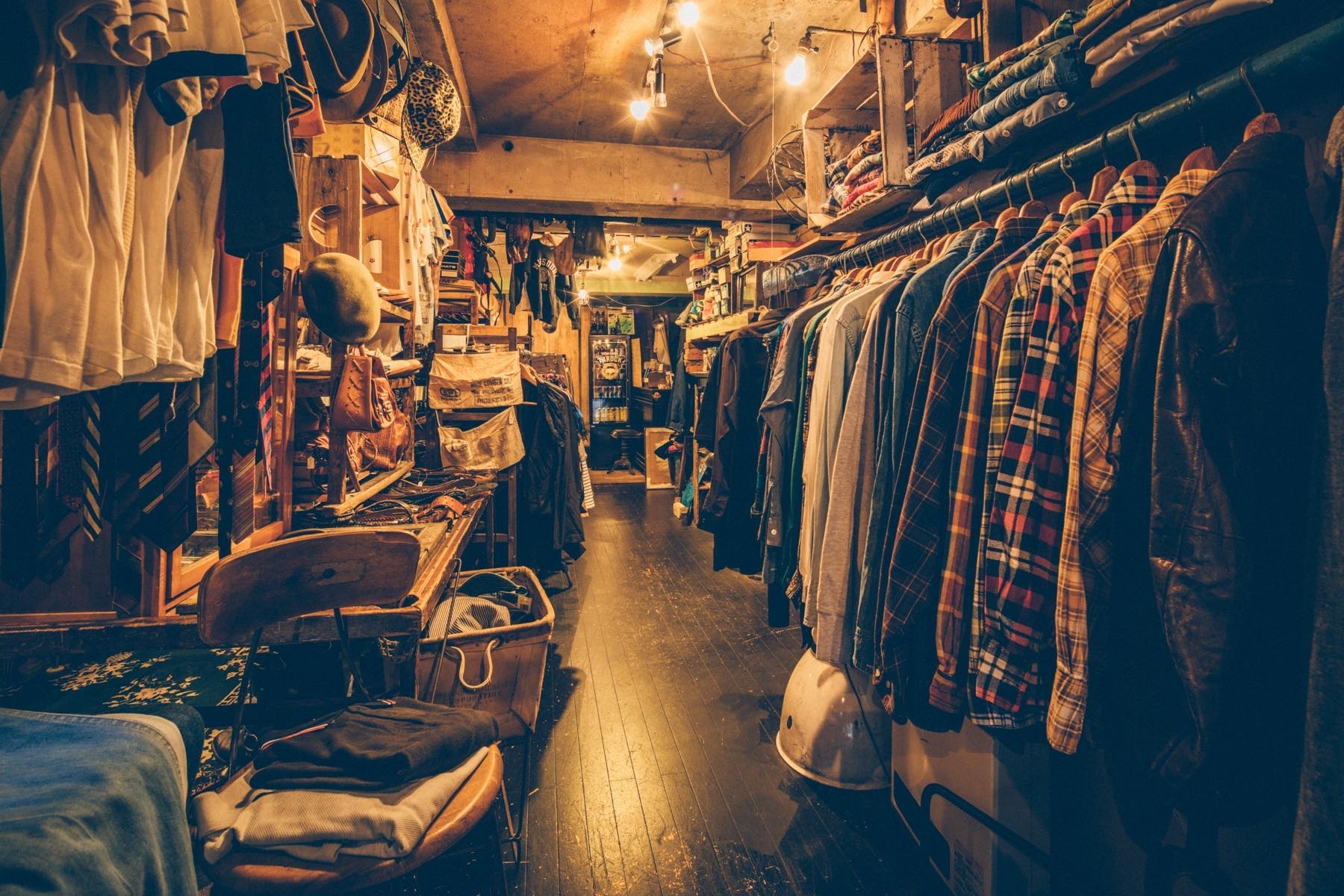 黒基調のヴィンテージショップの画像6