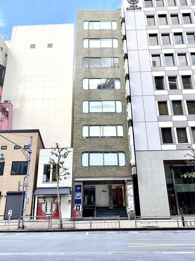 【渋谷駅3分】雑誌撮影や新商品の展示会に最適な白レンガ、木目、白背景3つの壁面でシーン撮影ができる渋谷神南エリアに位置する控室付きビル内スタジオ