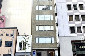 【渋谷駅3分】雑誌撮影や新商品の展示会に最適な白レンガ、木目、白背景3つの壁面でシーン撮影ができる渋谷神南エリアに位置する控室付きビル内スタジオ