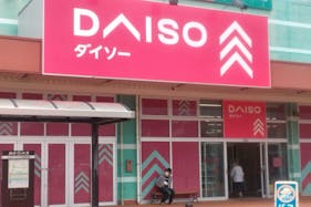 【ミスターマックス 時津店】ダイソー軒下②(ダイソ-側) キッチンカーや物販用途に最適な総合ディスカウントストアの催事イベントスペース