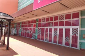 【ミスターマックス 時津店】ダイソー軒下②(ダイソ-側) キッチンカーや物販用途に最適な総合ディスカウントストアの催事イベントスペース