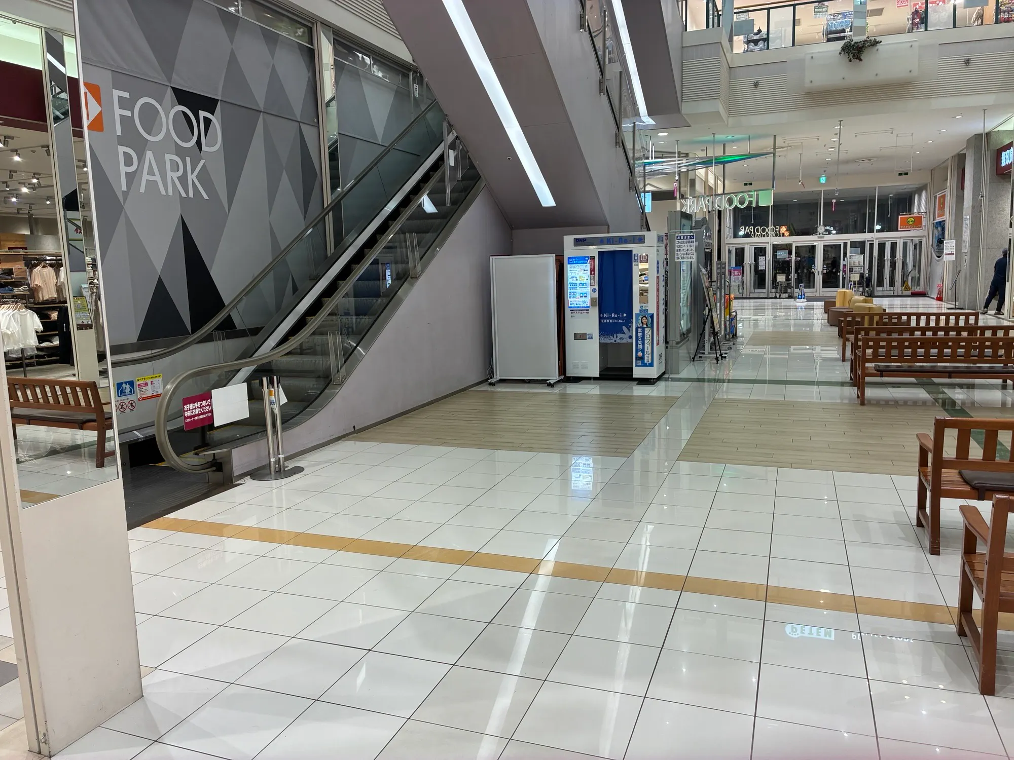 【イオン札幌元町ショッピングセンター】専門店側エスカレーター下