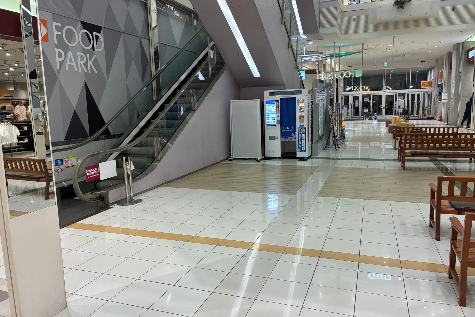 【イオン札幌元町ショッピングセンター】専門店側エスカレーター下