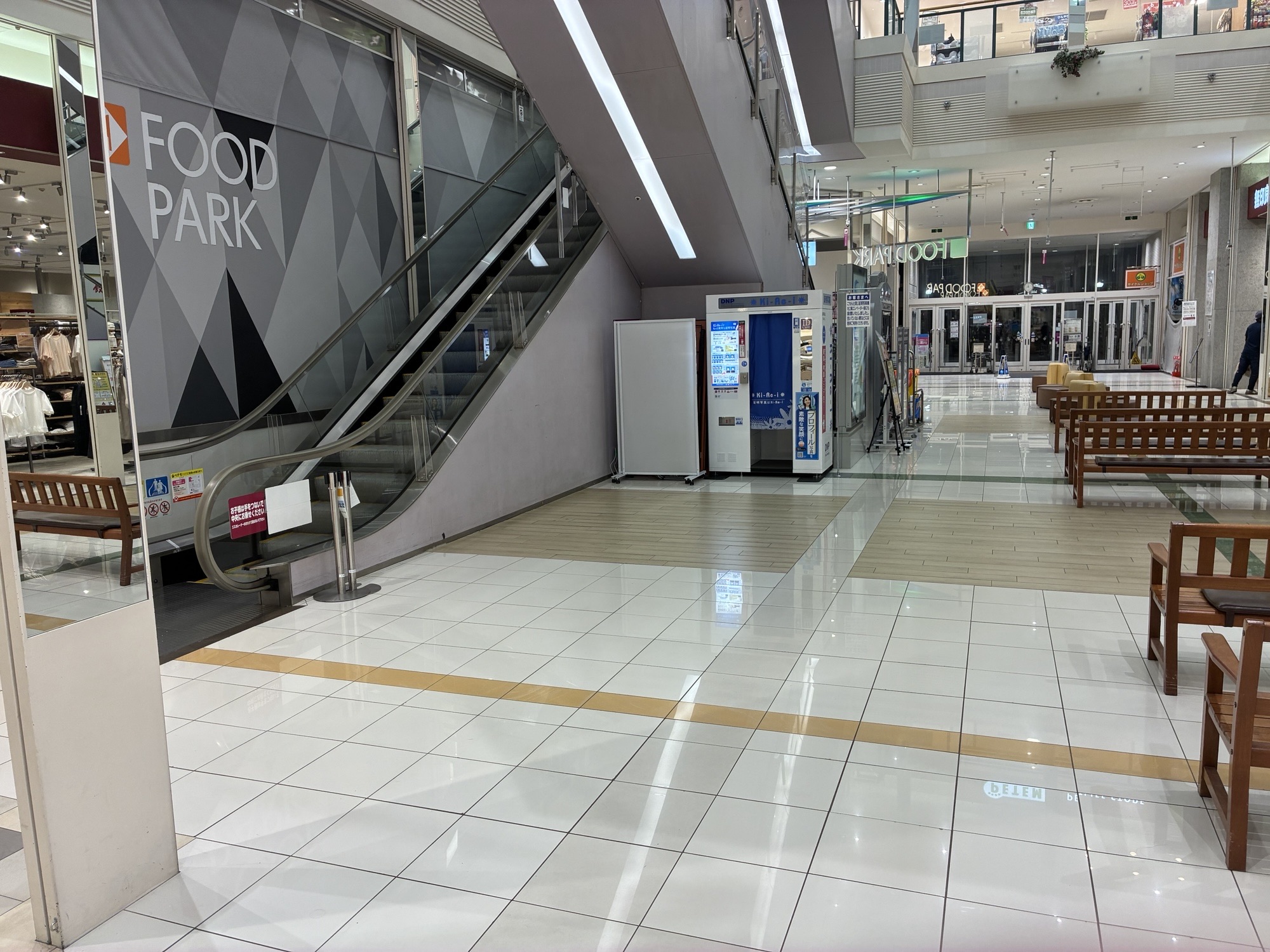 【イオン札幌元町ショッピングセンター】専門店側エスカレーター下