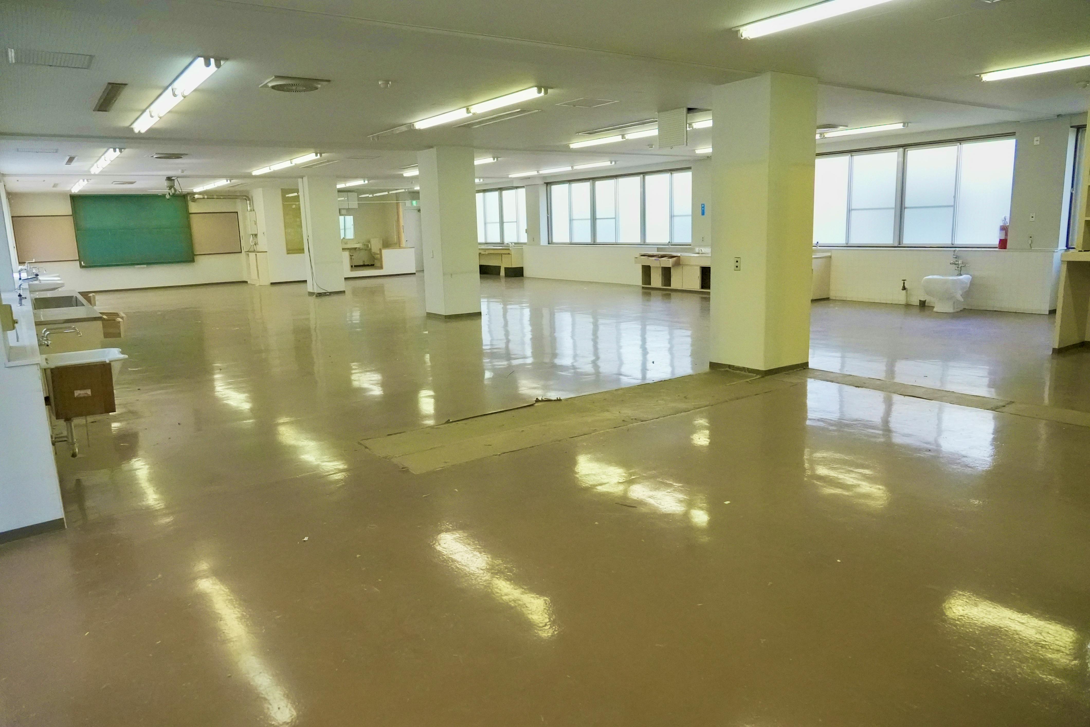 【飯田橋駅2分】撮影やイベントに最適な学校跡地のレンタルスペース(3Fフロア貸し)