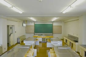 【飯田橋駅2分】撮影やイベントに最適な学校跡地のレンタルスペース(3Fフロア貸し)