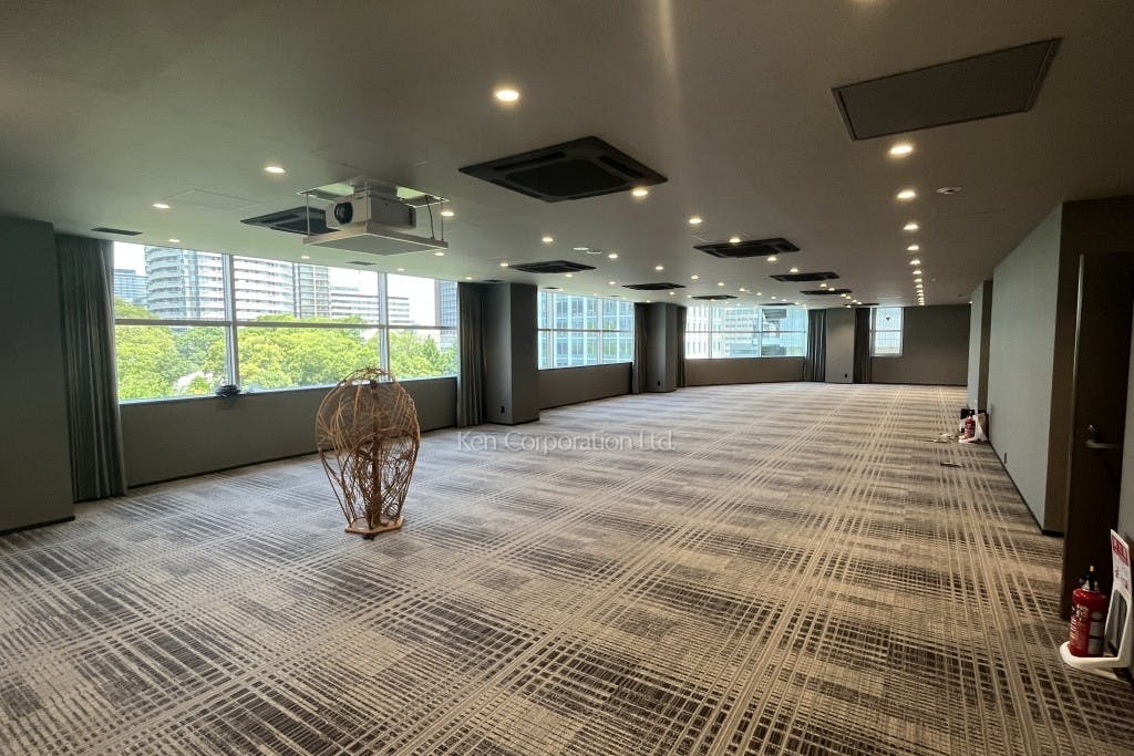 開放的な空間に上質なフロア絨毯が敷かれています