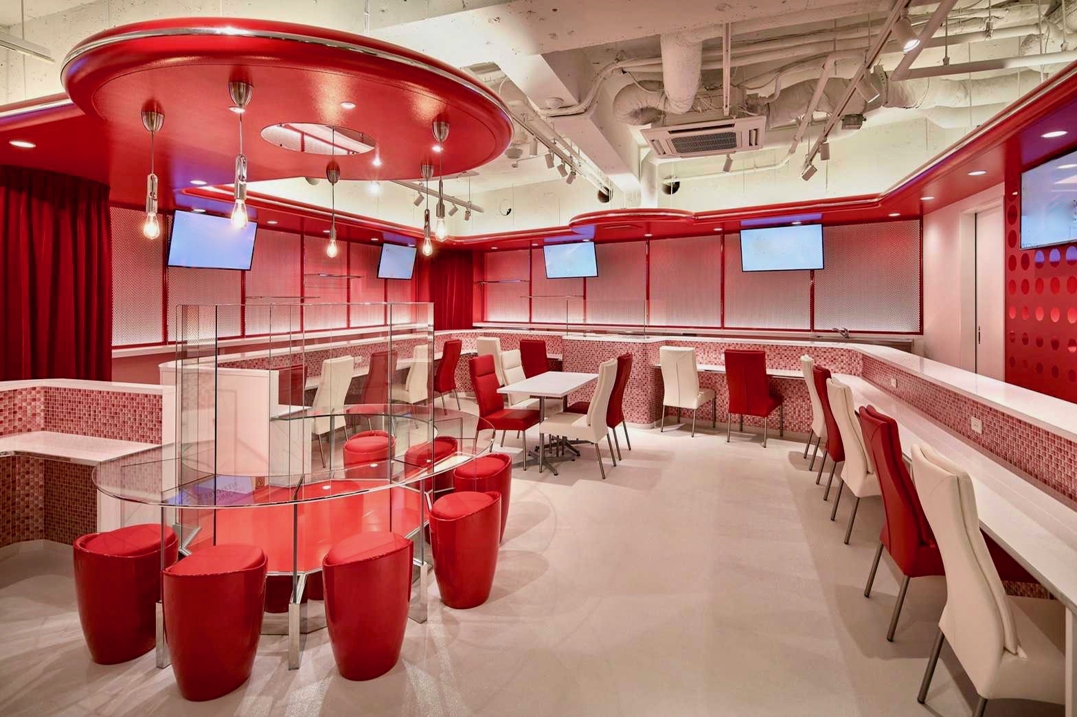 2Fは上部に複数のモニターを完備。プロモーション動画の投影にご活用いただけます。