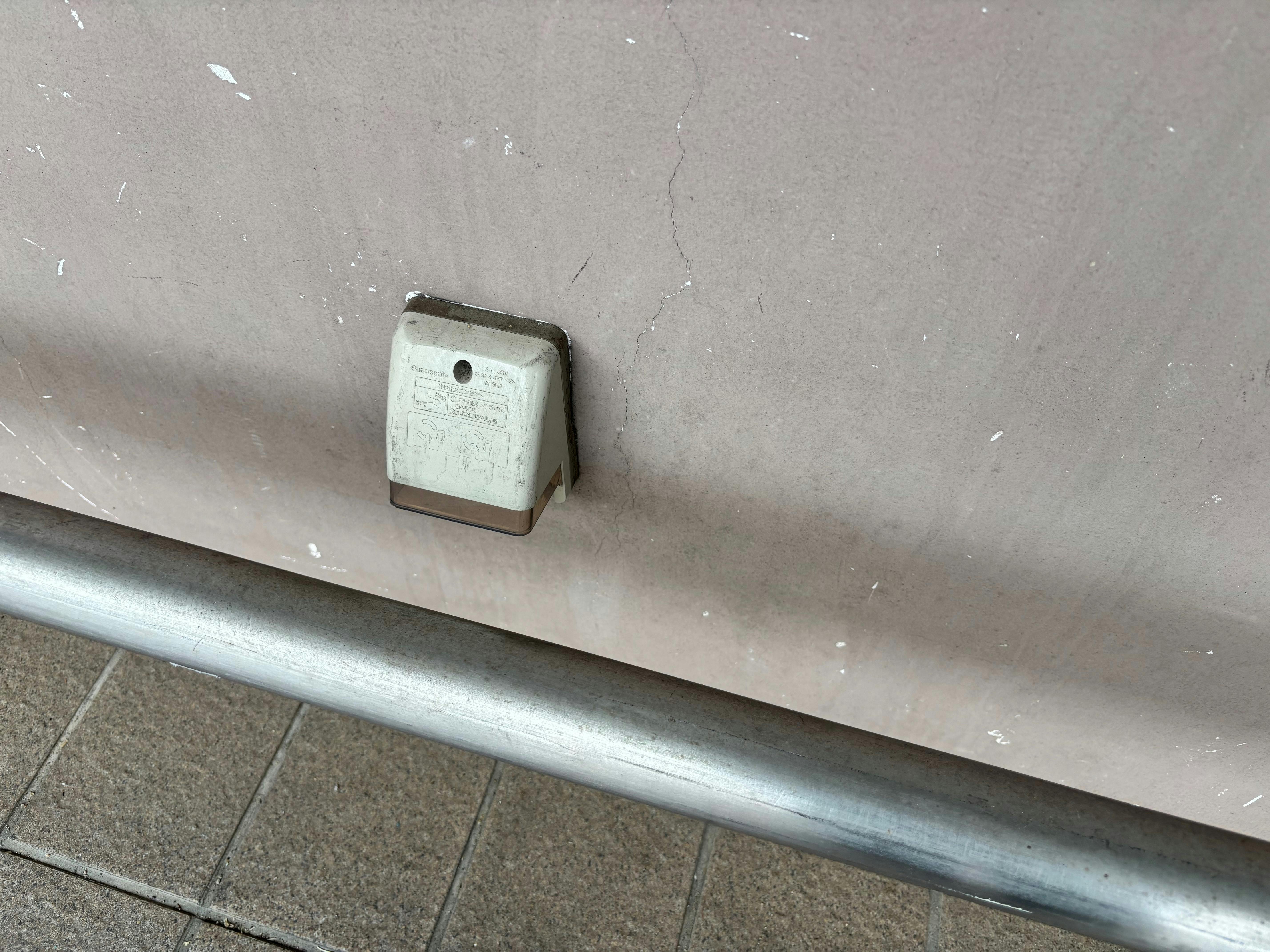 コンセントもございます。延長ケーブルが必要です。