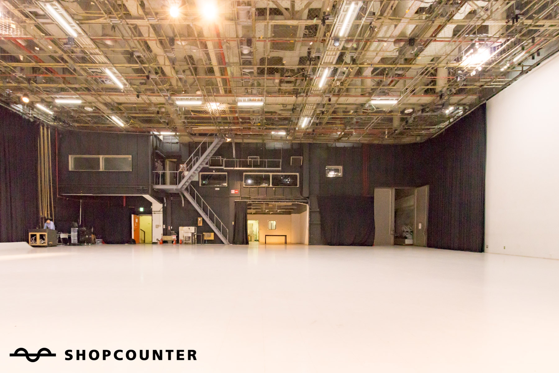 スクリーンの反対側です