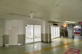【高尾駅店舗】南口改札前52ラッチ 物販、プロモーションイベントに最適、高尾駅南口直結のイベントスペース
