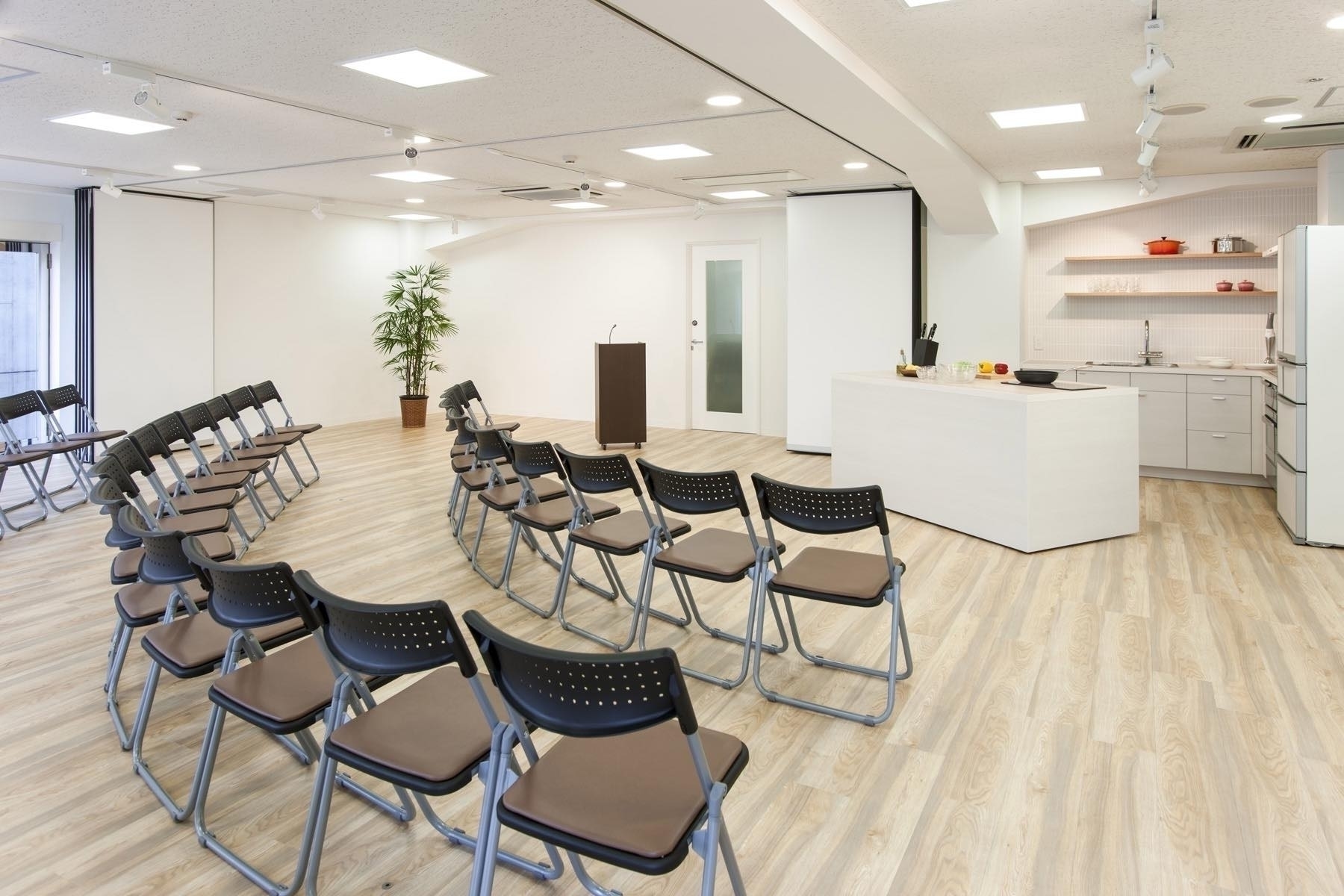 【外苑前駅6分】セミナーや展示会に適した大きな窓から入る自然光が印象的なイベントスペースの画像6