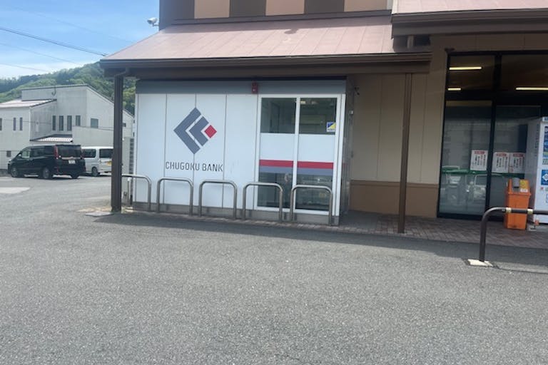 【フレスタ新見店】キッチンカーに利用可能な店頭入り口スペースの画像1