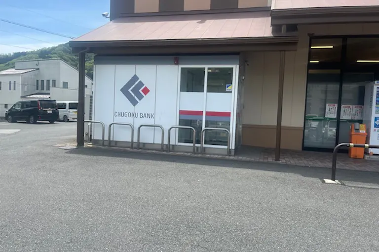 【フレスタ新見店】キッチンカーに利用可能な店頭入り口スペースの画像1