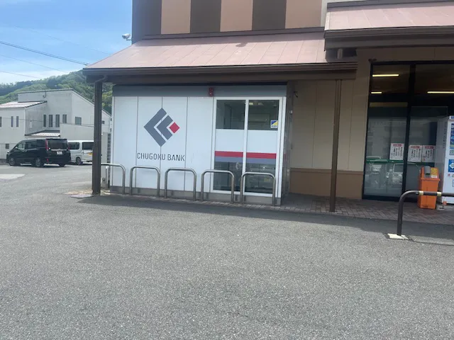 【フレスタ新見店】キッチンカーに利用可能な店頭入り口スペースの画像