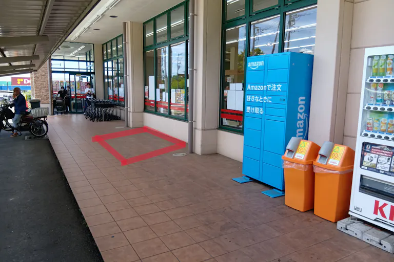 【フードマーケットマム堀川店】軒下出入口右側スペース 販促プロモーションや物販に最適なスーパー屋外催事イベントスペースの画像1