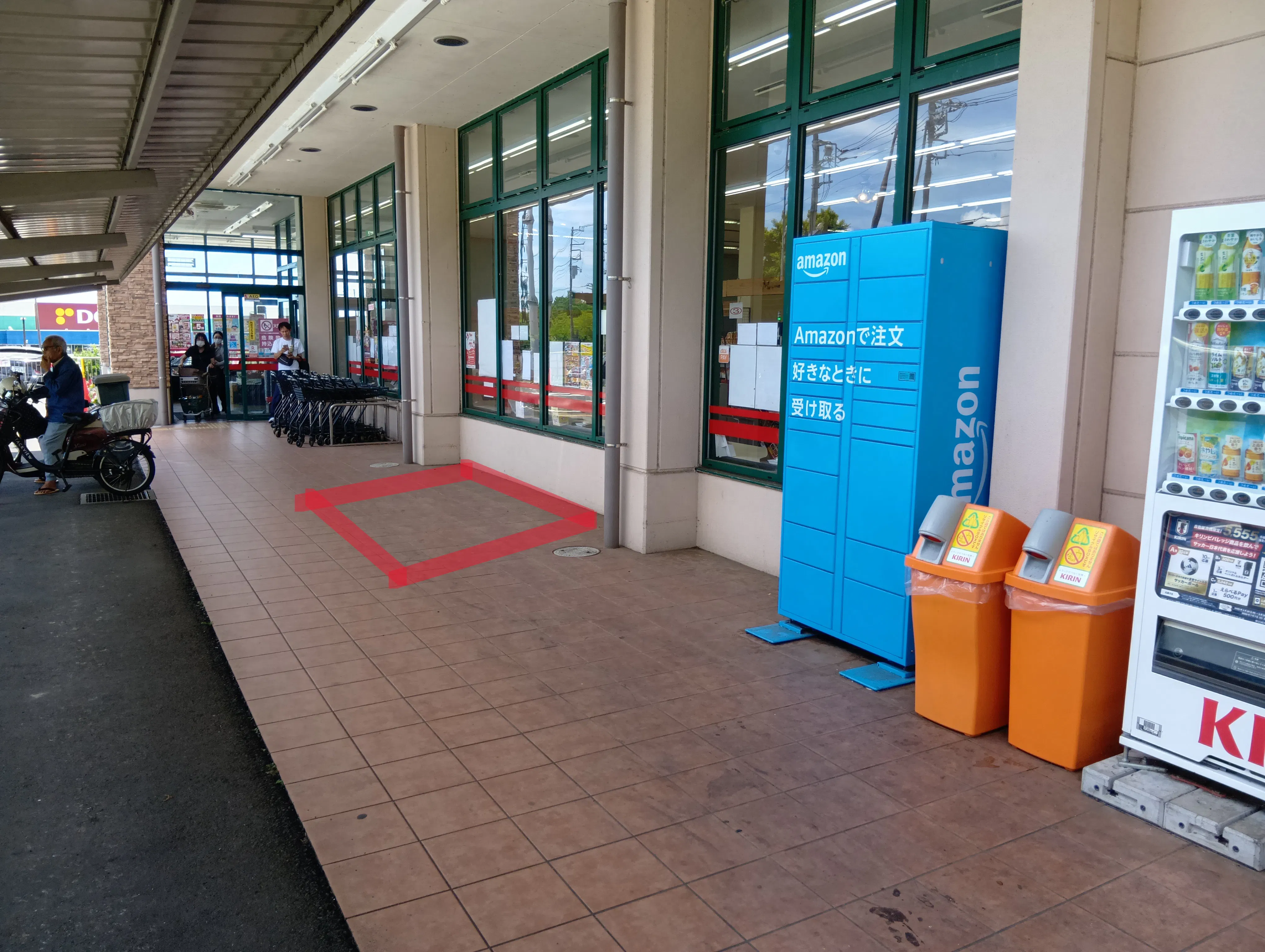 【フードマーケットマム堀川店】軒下出入口右側スペース 販促プロモーションや物販に最適なスーパー屋外催事イベントスペース