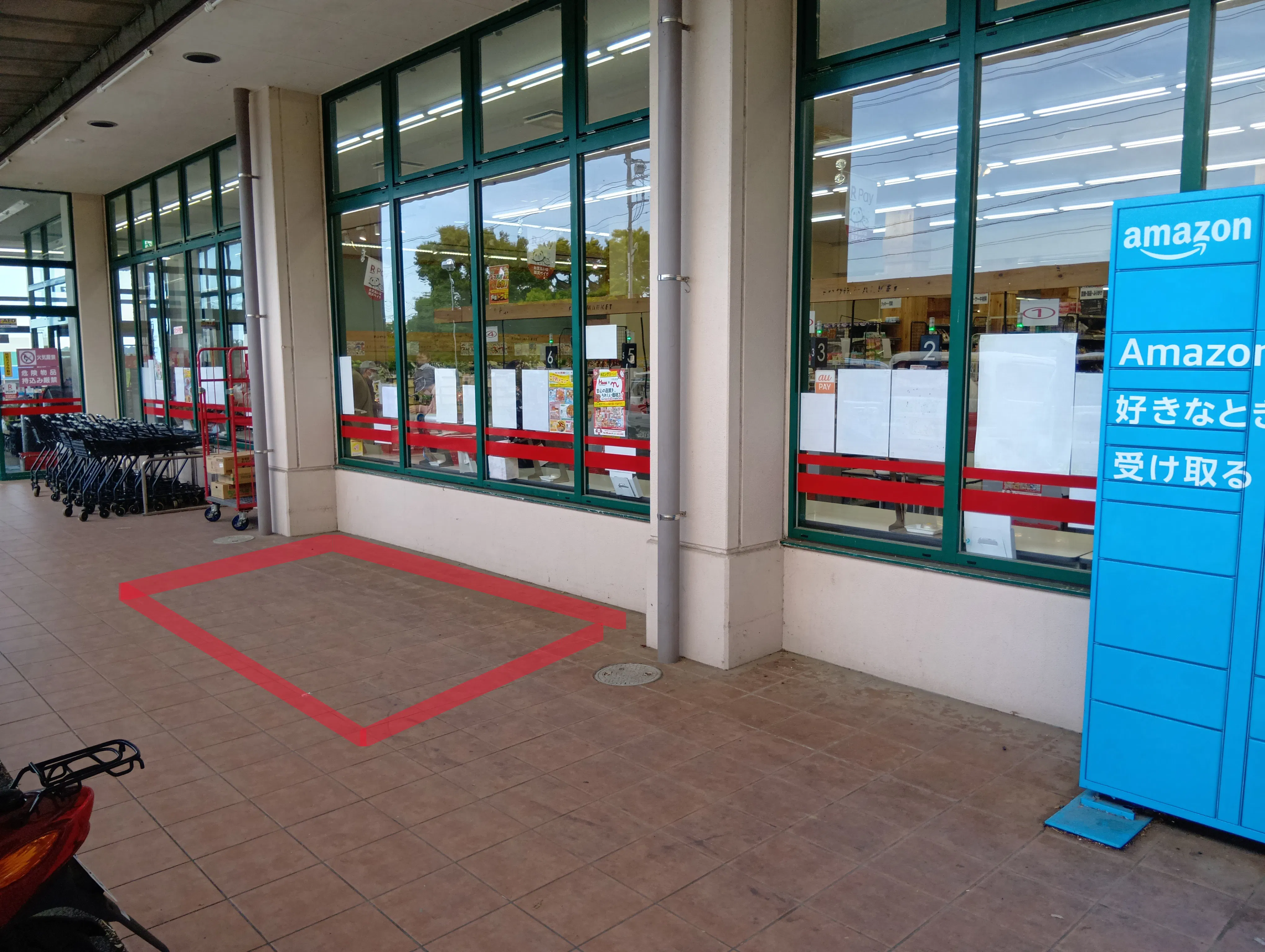【フードマーケットマム堀川店】軒下出入口右側スペース 販促プロモーションや物販に最適なスーパー屋外催事イベントスペース