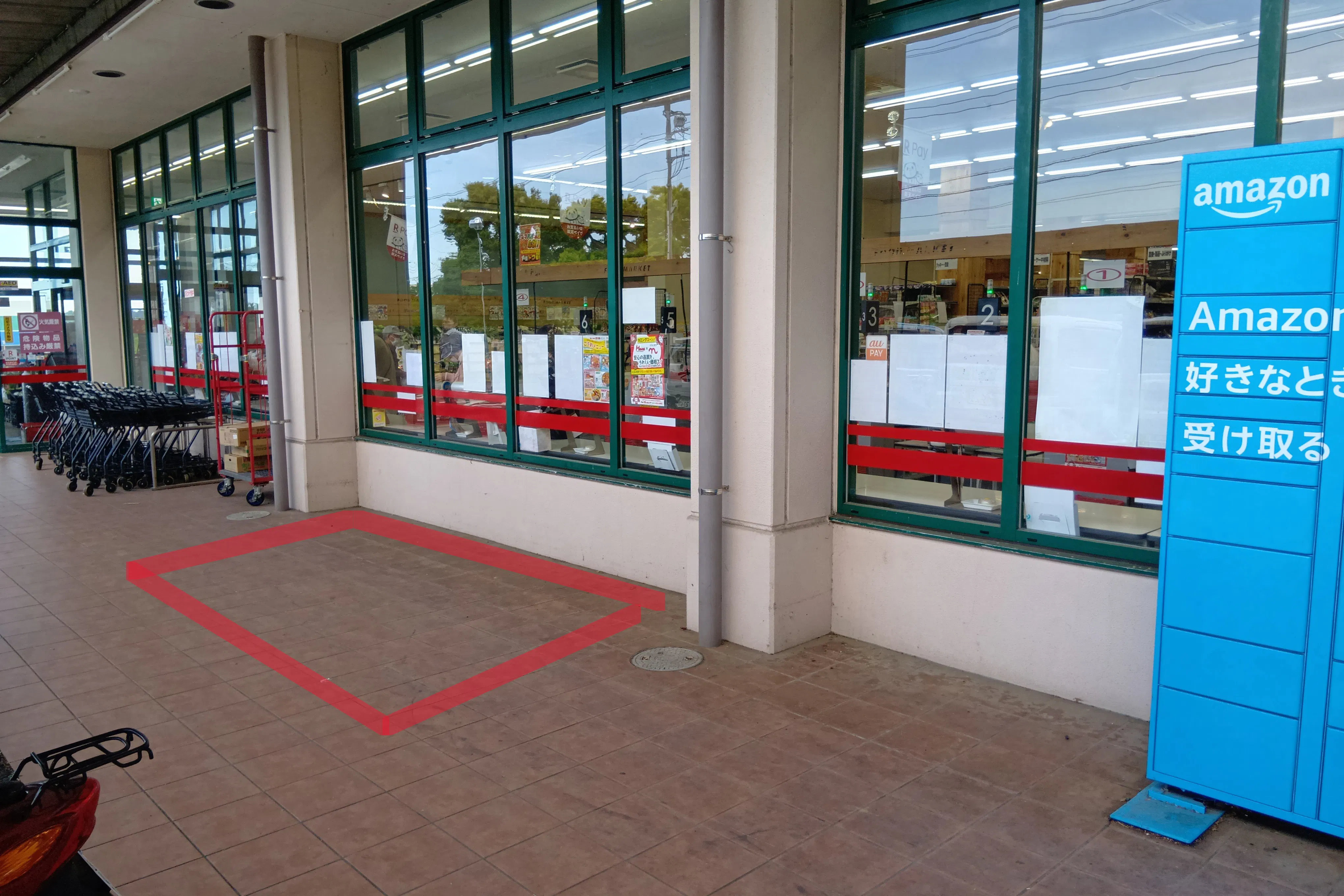 【フードマーケットマム堀川店】軒下出入口右側スペース 販促プロモーションや物販に最適なスーパー屋外催事イベントスペース
