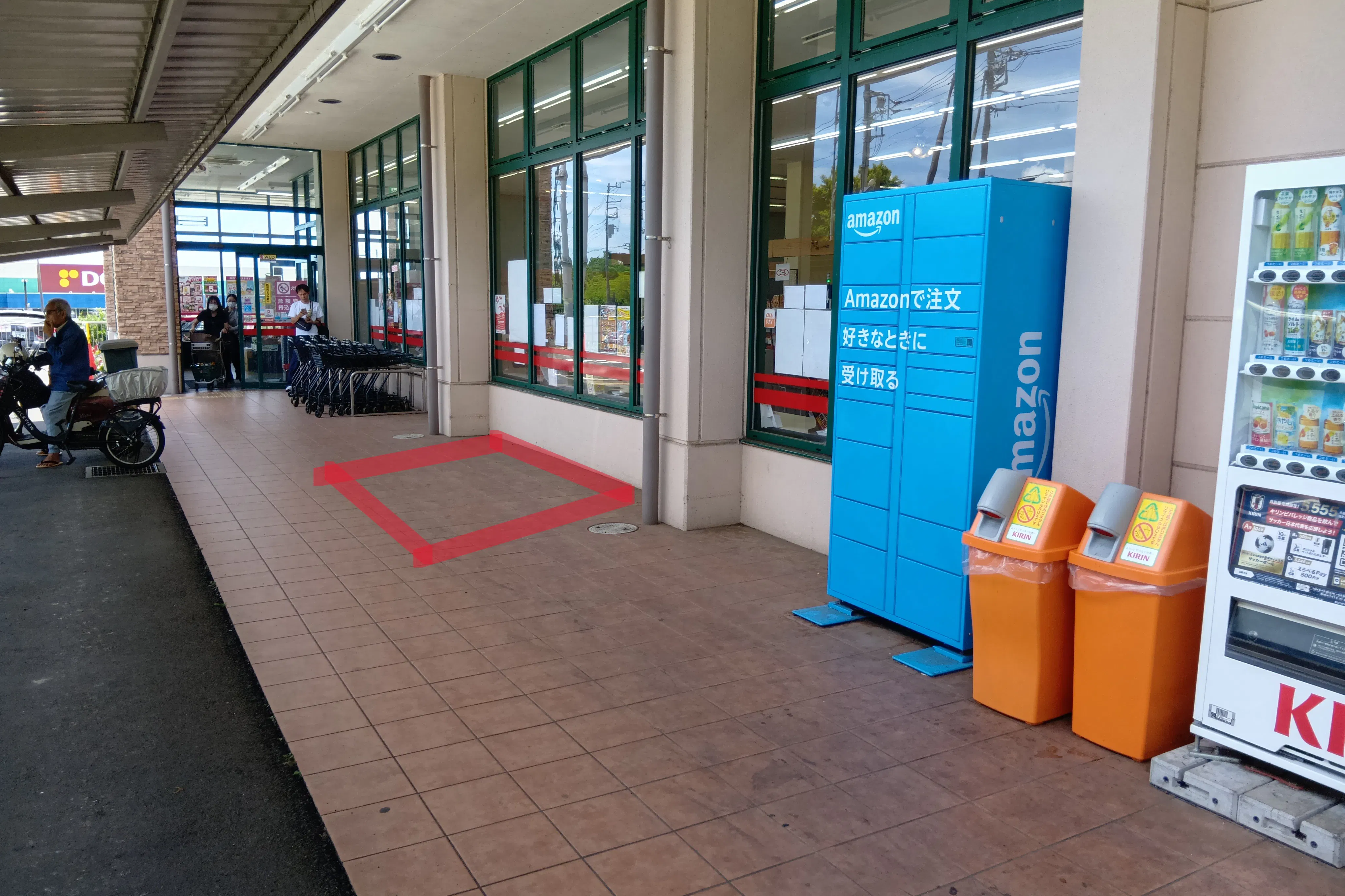 【フードマーケットマム堀川店】軒下出入口右側スペース 販促プロモーションや物販に最適なスーパー屋外催事イベントスペース