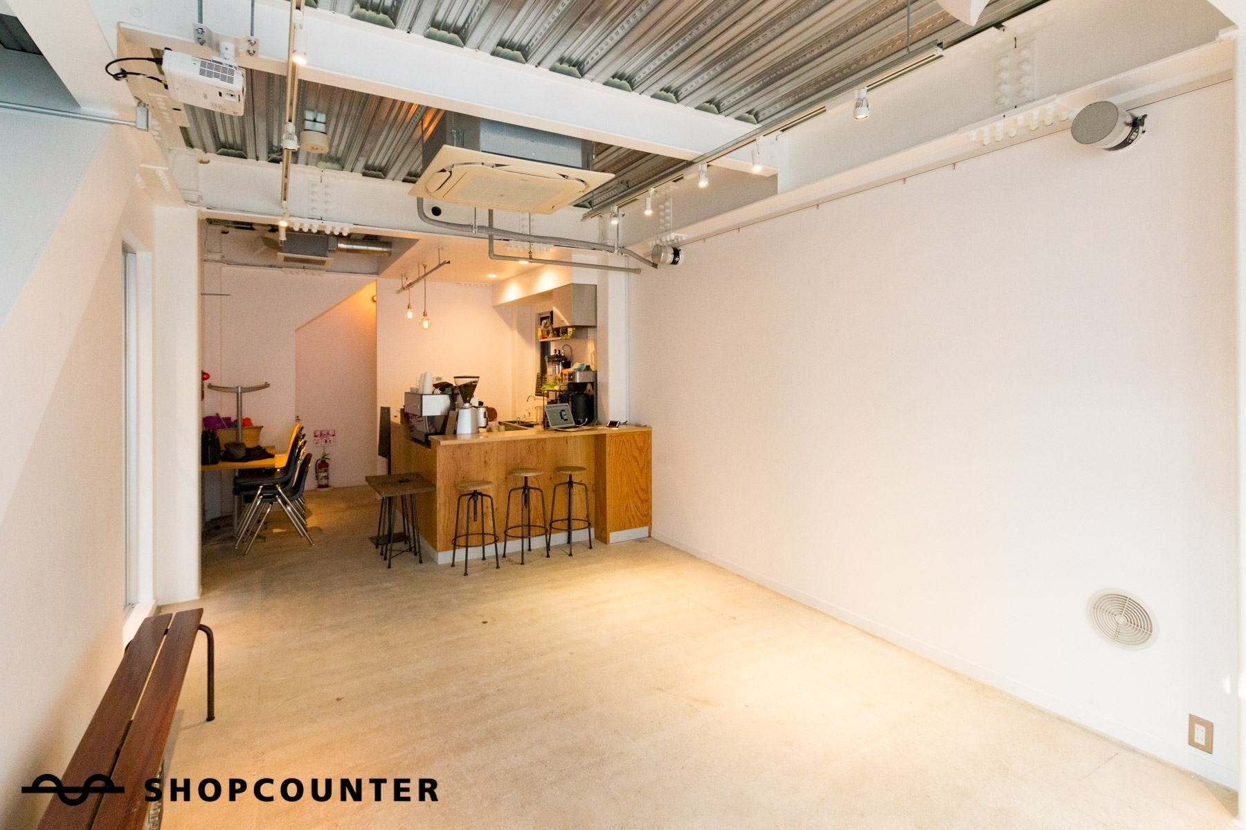 白を基調とした洗練されたカフェスペース付きの空間です。