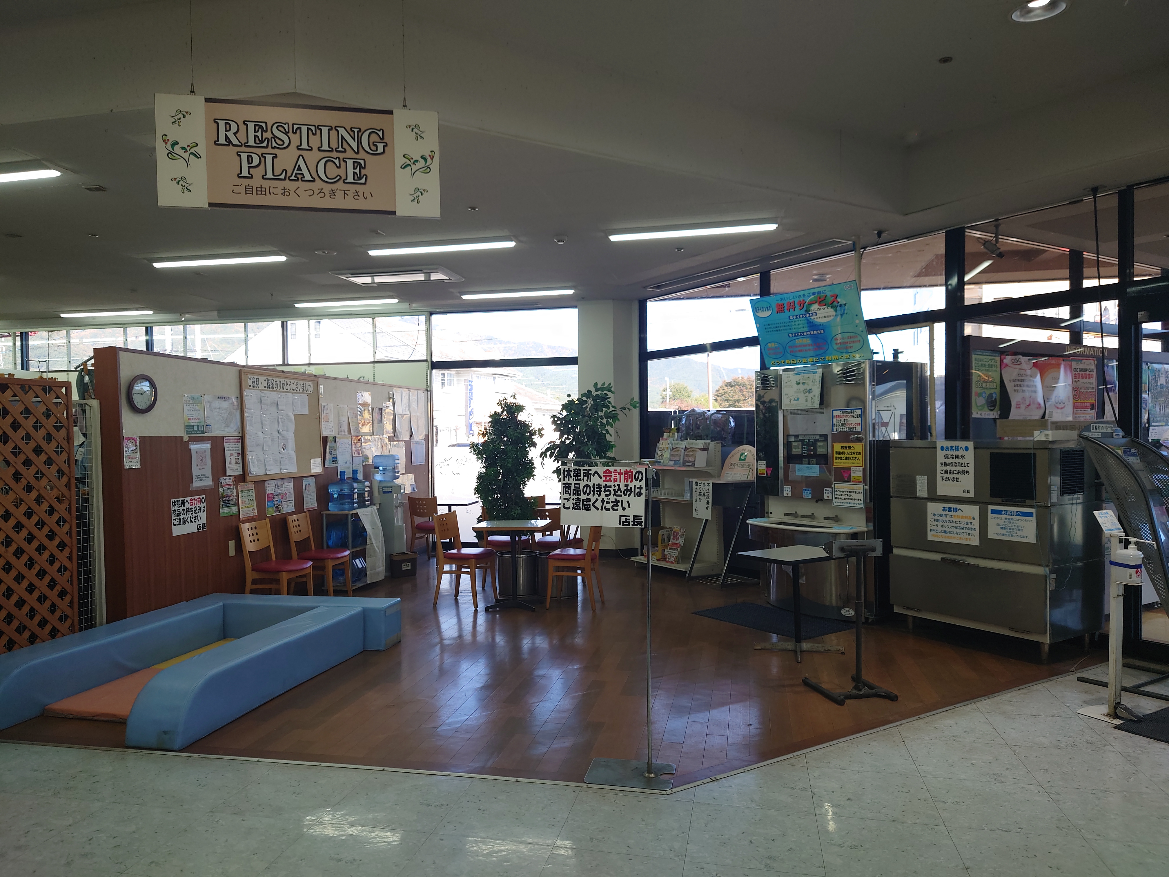 【ベルシャイン伊北店】プロモーション催事に最適な店内休憩スペース横のイベントスペース