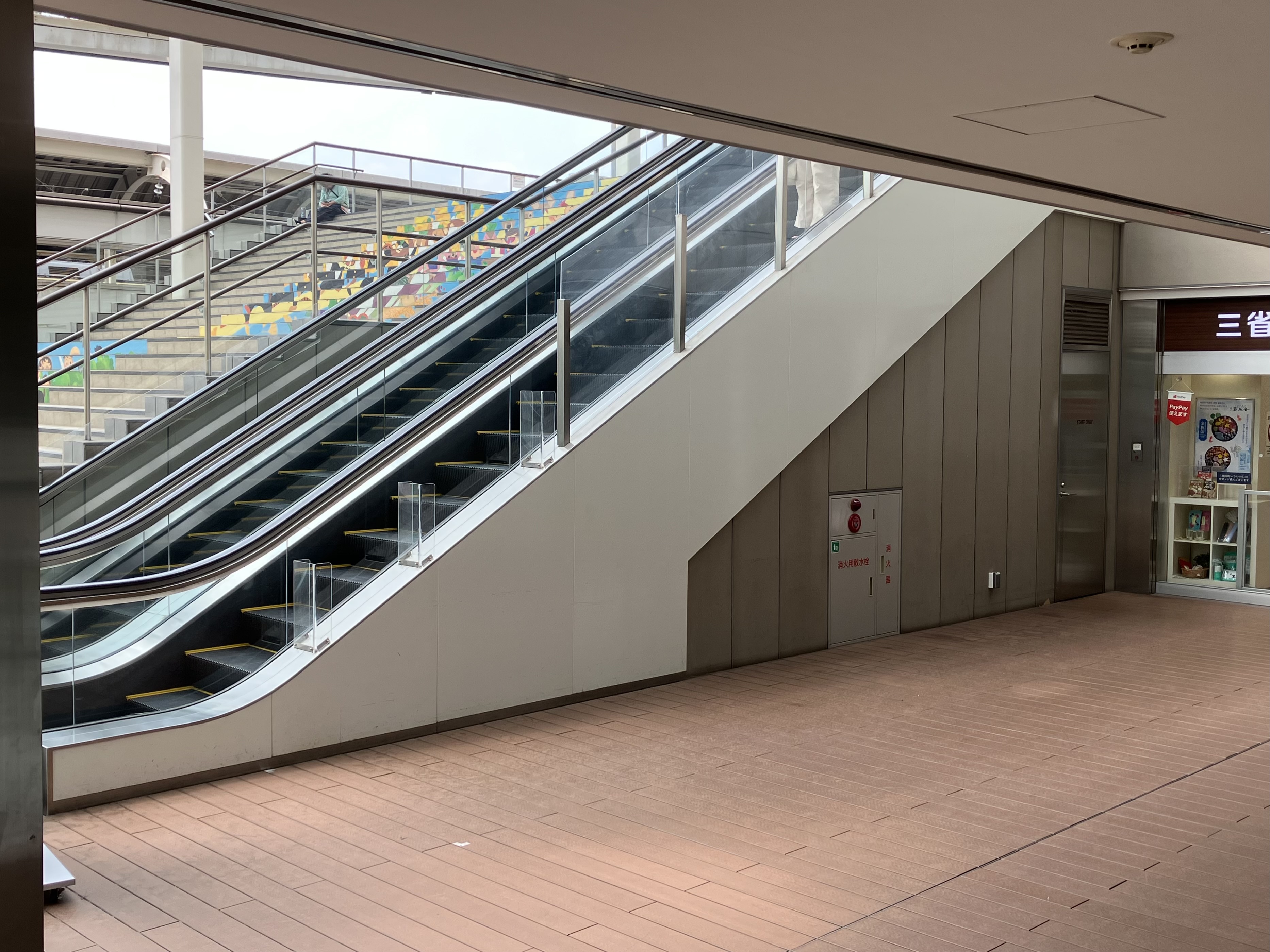 【経堂コルティ】経堂コルティ２階エスカレーター横