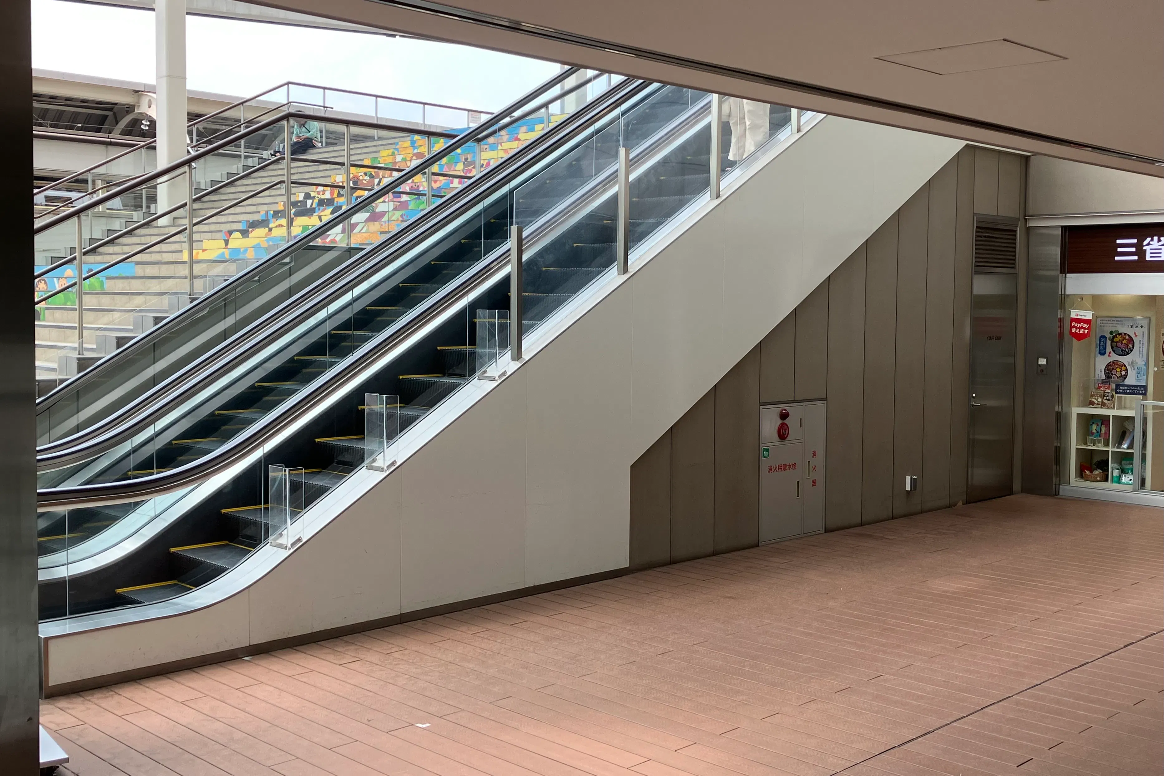 【経堂コルティ】経堂コルティ2階エスカレーター横