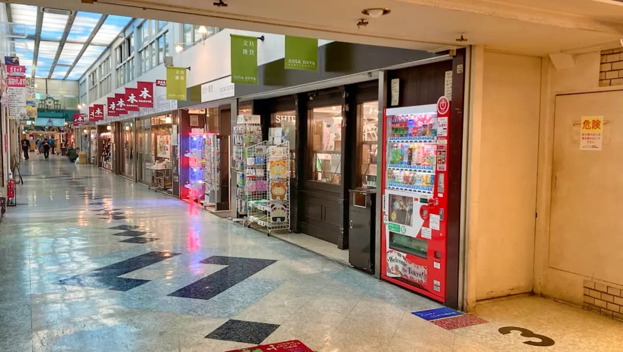 【明屋書店中野ブロードウェイ店】中野駅5分の好立地でプロモーションに最適！サブカルの聖地である中野ブロードウェイ内の書店入口前催事スペース