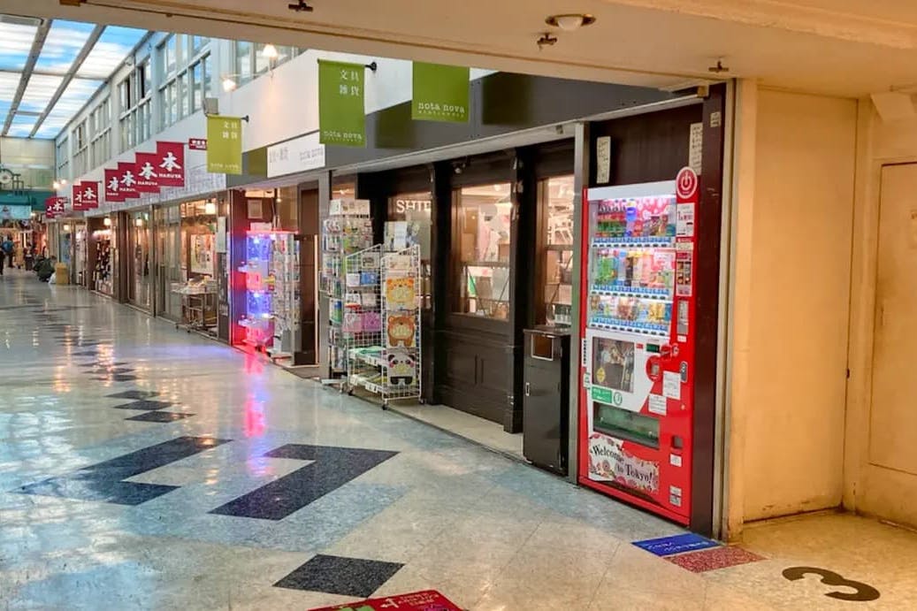 【明屋書店中野ブロードウェイ店】中野駅5分の好立地でプロモーションに最適!サブカルの聖地である中野ブロードウェイ内の書店入口前催事スペース