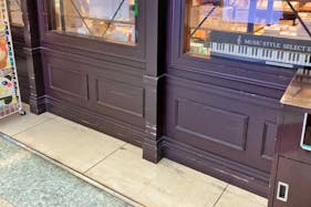 【明屋書店中野ブロードウェイ店】中野駅5分の好立地でプロモーションに最適!サブカルの聖地である中野ブロードウェイ内の書店入口前催事スペース