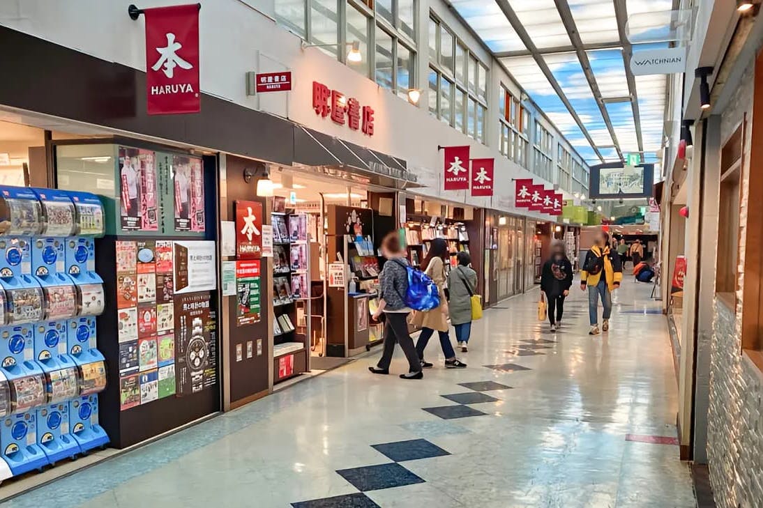 【明屋書店中野ブロードウェイ店】中野駅5分の好立地でプロモーションに最適!サブカルの聖地である中野ブロードウェイ内の書店入口前催事スペース