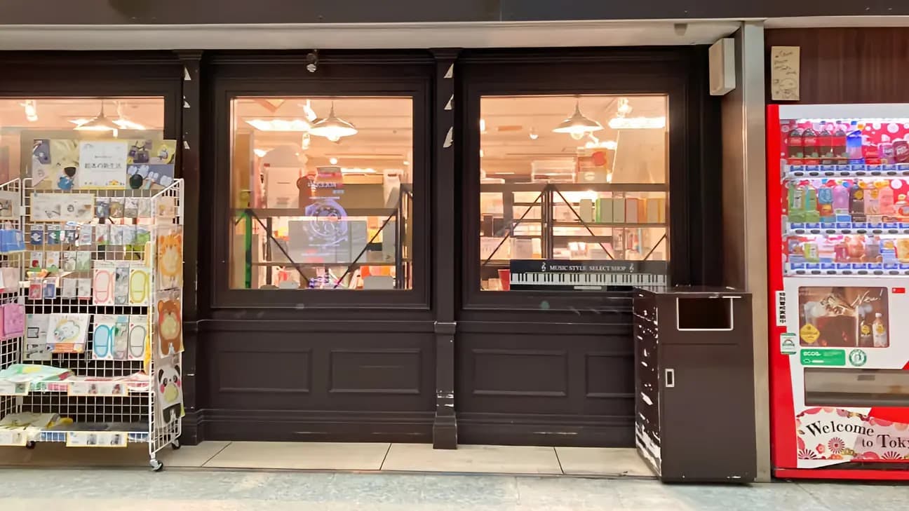 【明屋書店中野ブロードウェイ店】中野駅5分の好立地でプロモーションに最適！サブカルの聖地である中野ブロードウェイ内の書店入口前催事スペースの画像