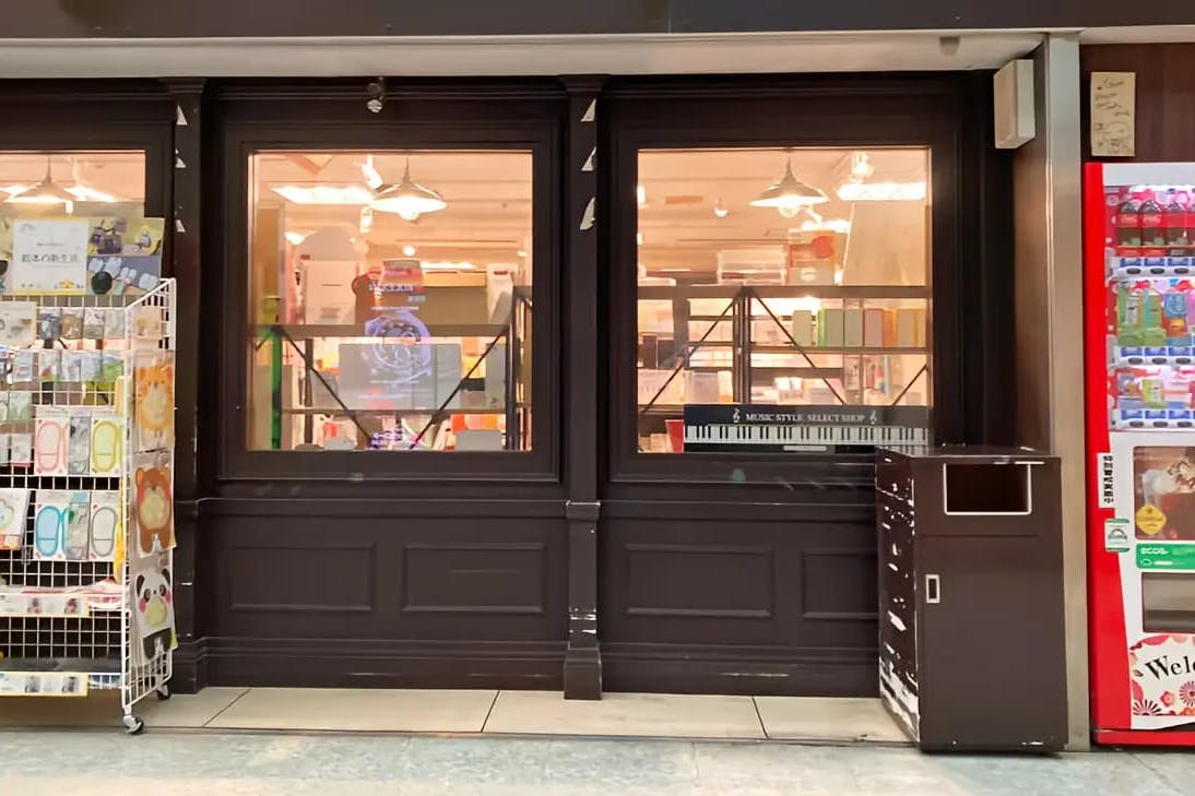 【明屋書店中野ブロードウェイ店】中野駅5分の好立地でプロモーションに最適!サブカルの聖地である中野ブロードウェイ内の書店入口前催事スペース