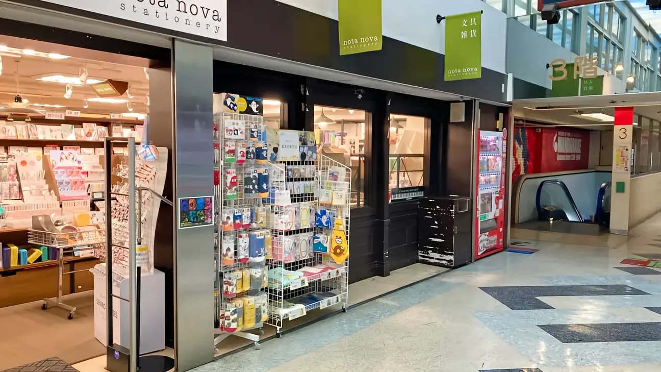 【明屋書店中野ブロードウェイ店】中野駅5分の好立地でプロモーションに最適！サブカルの聖地である中野ブロードウェイ内の書店入口前催事スペース