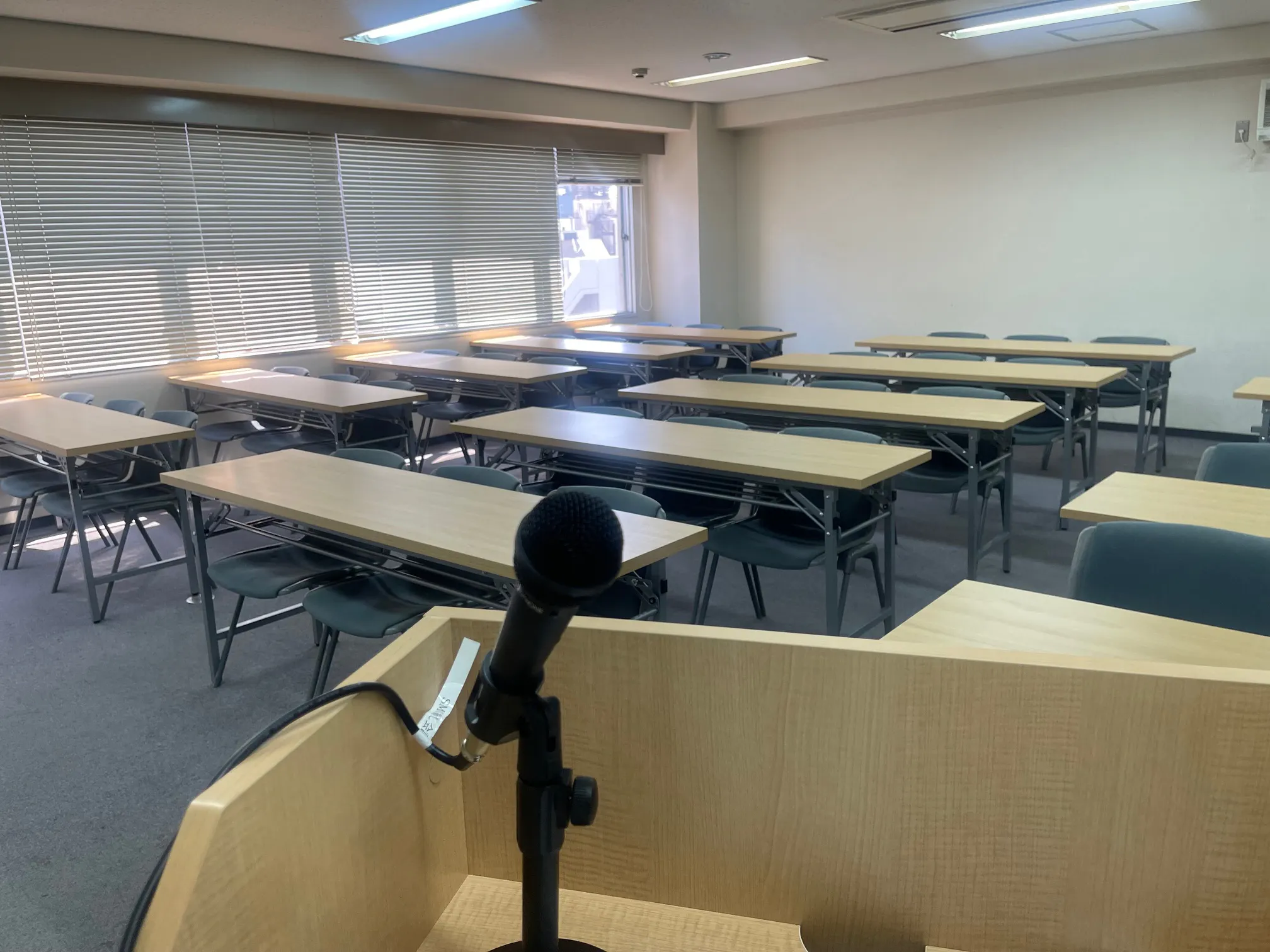 【四ツ橋・近商ビル｜四ツ橋駅2分】最大45名まで利用できる貸し会議室（7階B区画）