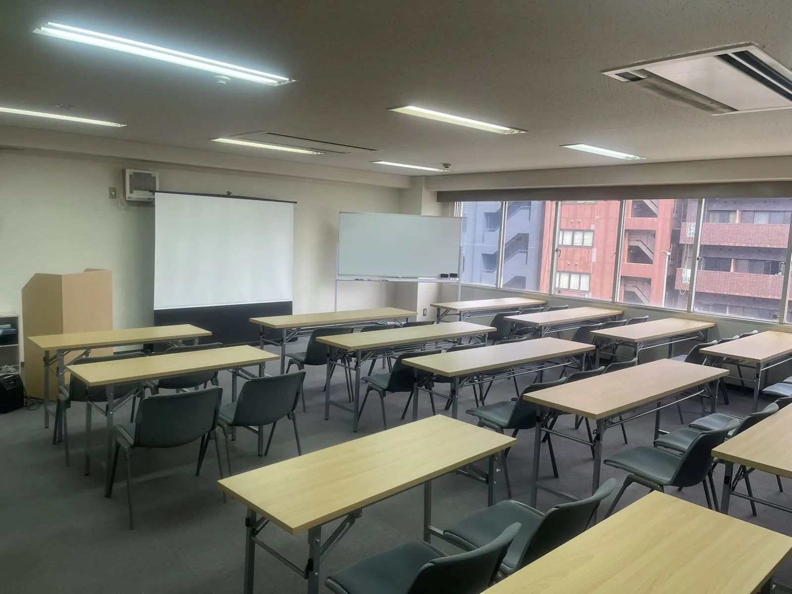 【四ツ橋・近商ビル|四ツ橋駅30秒】最大38名まで利用できる貸し会議室(7階B区画)
