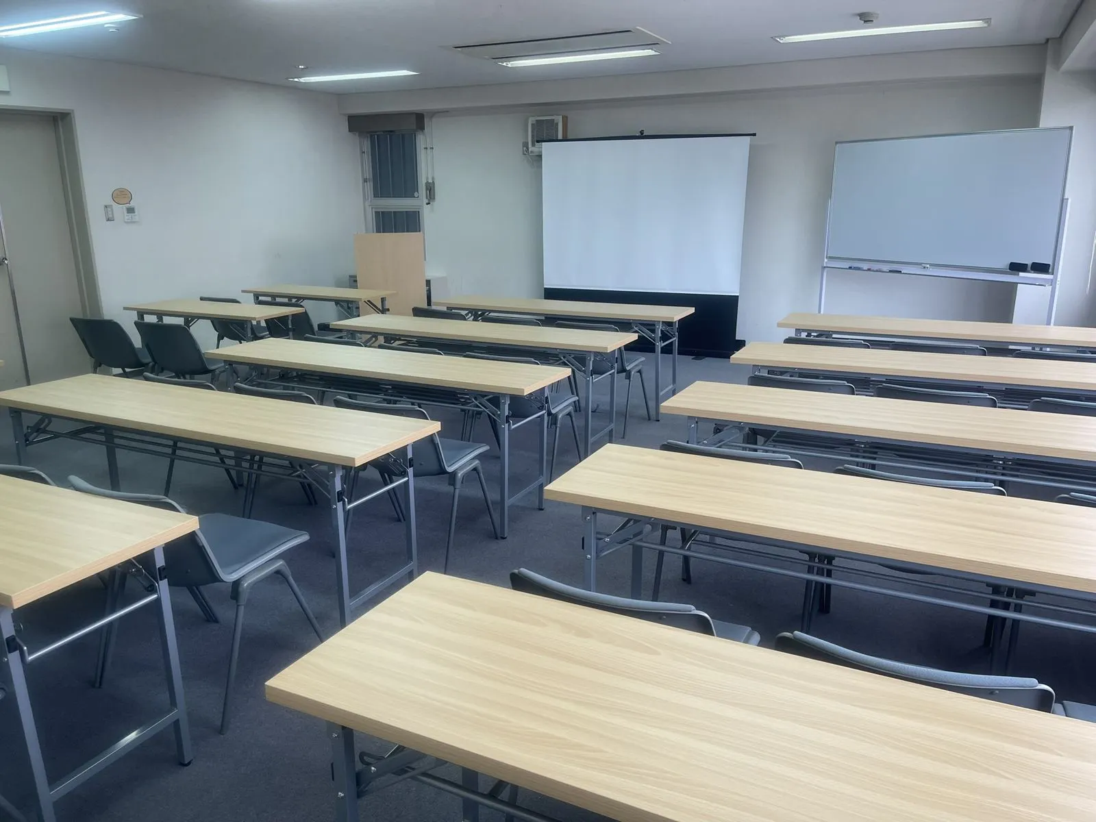 【四ツ橋・近商ビル|四ツ橋駅30秒】最大38名まで利用できる貸し会議室(7階B区画)