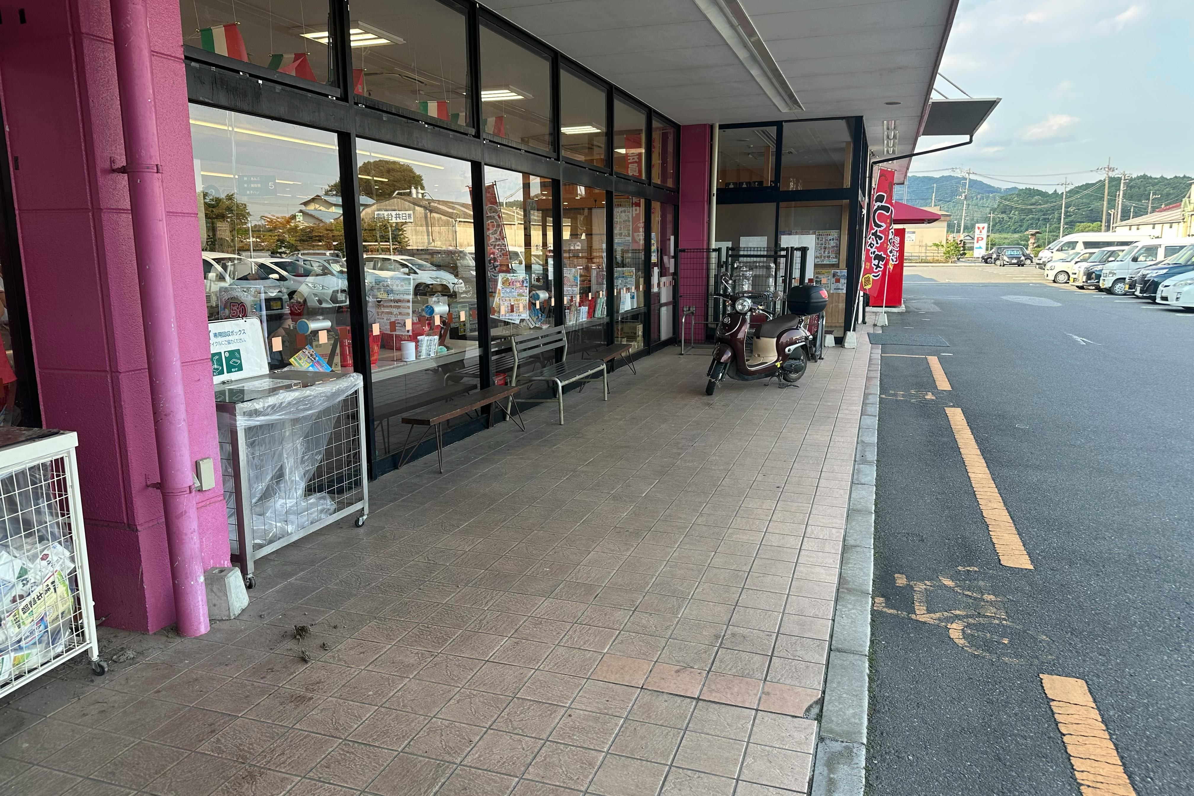 【ヤオハン粟野店】プロモーションやキッチンカーに最適な店頭軒下スペース