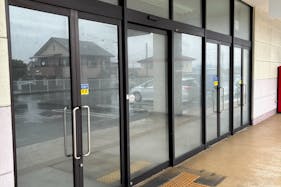 【西友 松長店】1階テナント跡区画 (薬局テナントと100均テナントの間) プロモーション用途や物販、食物販のポップアップストアに最適なスーパー店内催事イベントスペース