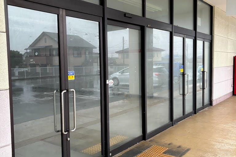 【西友 松長店】1階テナント跡区画 (薬局テナントと100均テナントの間) プロモーション用途や物販、食物販のポップアップストアに最適なスーパー店内催事イベントスペースの画像1