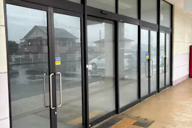 【西友 松長店】<料金改定:お値下げしました> 1階テナント跡区画 (薬局テナントと100均テナントの間) プロモーション用途や物販、食物販のポップアップストアに最適なスーパー店内催事イベントスペース