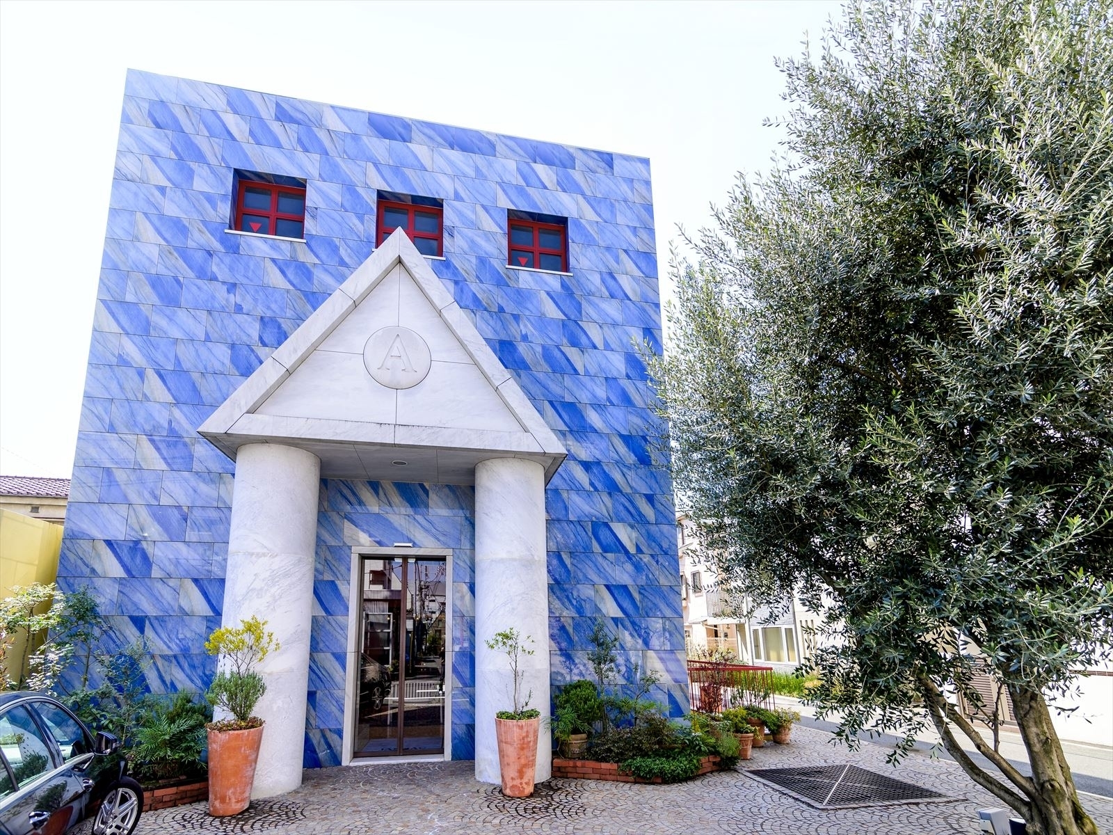 青い大理石が印象的な外観