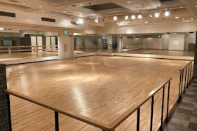 【大阪ベイタワー/ダンススタジオ】ヨガやダンスのワークショップ、発表会や展示イベントに適した弁天町駅直結のスタジオスペース