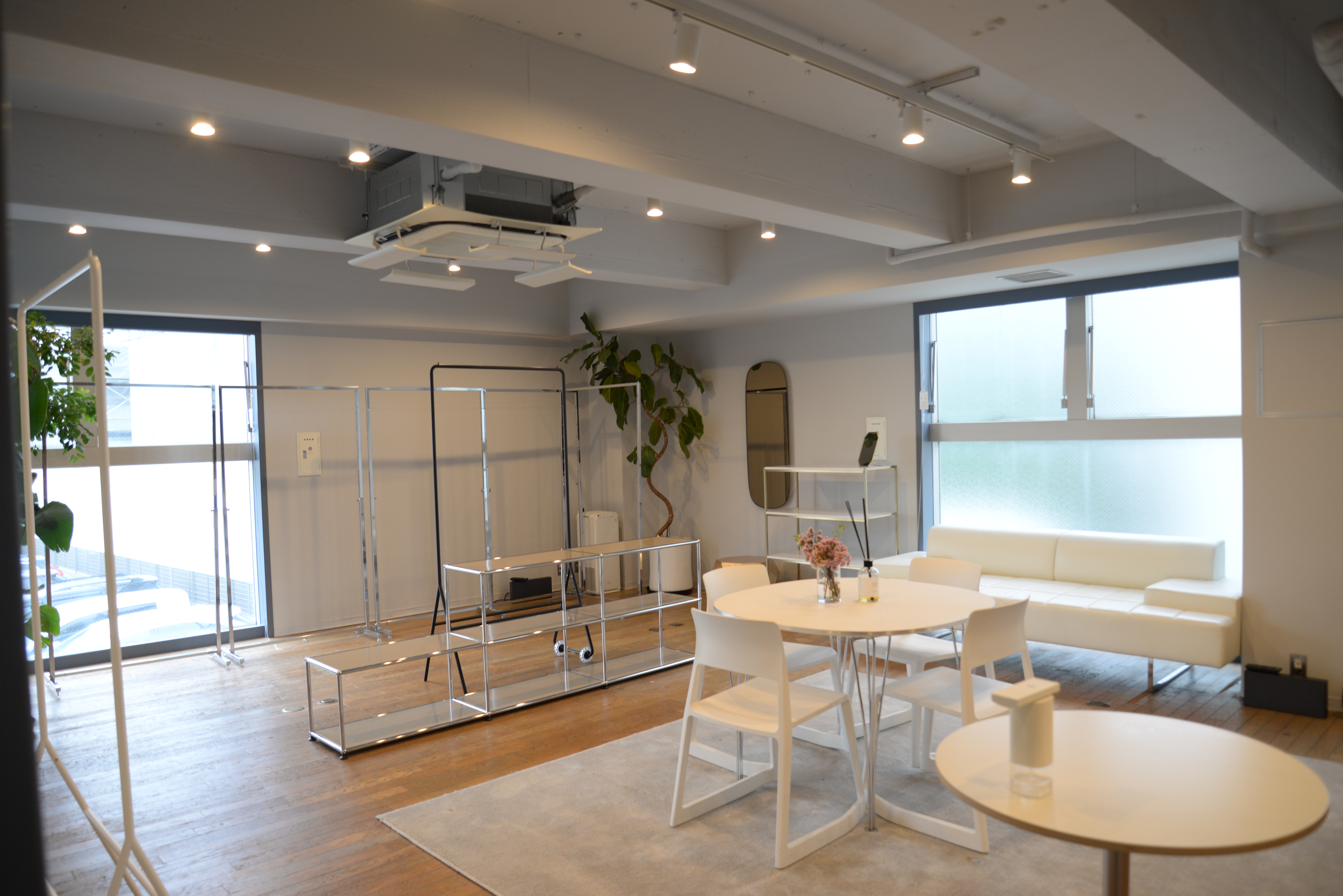 【六本木通り】アパレルの展示会場や販売促進イベント会場に最適なコンクリート壁×ウッド調の床で構成されたスタイリッシュなレンタルスペース