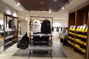 【有楽町マルイ】7階 カレンダリウムD08【物販】木調の落ち着いた内装が特徴、展示や体験ワークショップに最適