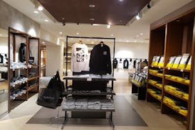 【有楽町マルイ】7階 カレンダリウムD08【物販】木調の落ち着いた内装が特徴、展示や体験ワークショップに最適