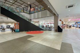 【イオンタウン吉川美南/東1Fエスカホール】会員獲得系のプロモーションイベントやポップアップストア等に最適な地域密着型のショッピングモール1階エスカレーターホール近くのイベントスペース